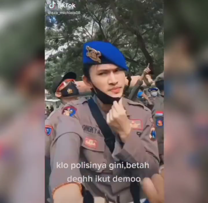 Mahasiswi Ajak Kenalan Polisi Ganteng Saat Demo, Netijen : Dasar Gak Tau Malu!