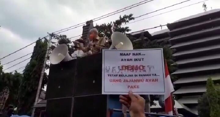 Demo Tertib, Pak Ganjar Pranowo Nyanyi Bareng Demonstran Lagu Kartonyono Medot Janji!