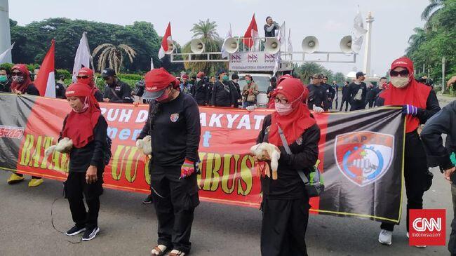 Sindir Jokowi, Buruh Bawa Bebek di Demo Omnibus Law