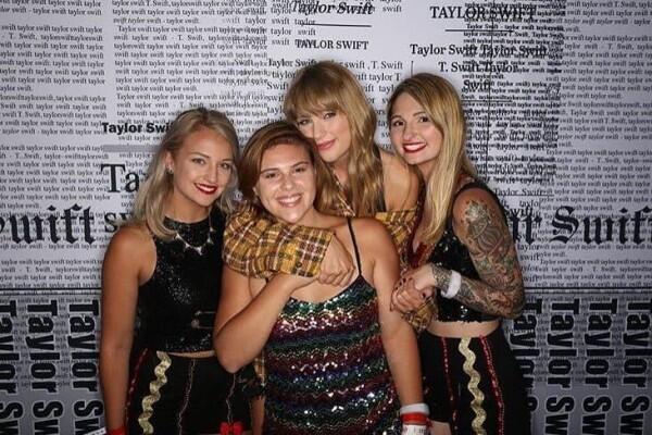 9 Potret Taylor Swift dengan Fans-nya, Dekat Banget seperti Keluarga!
