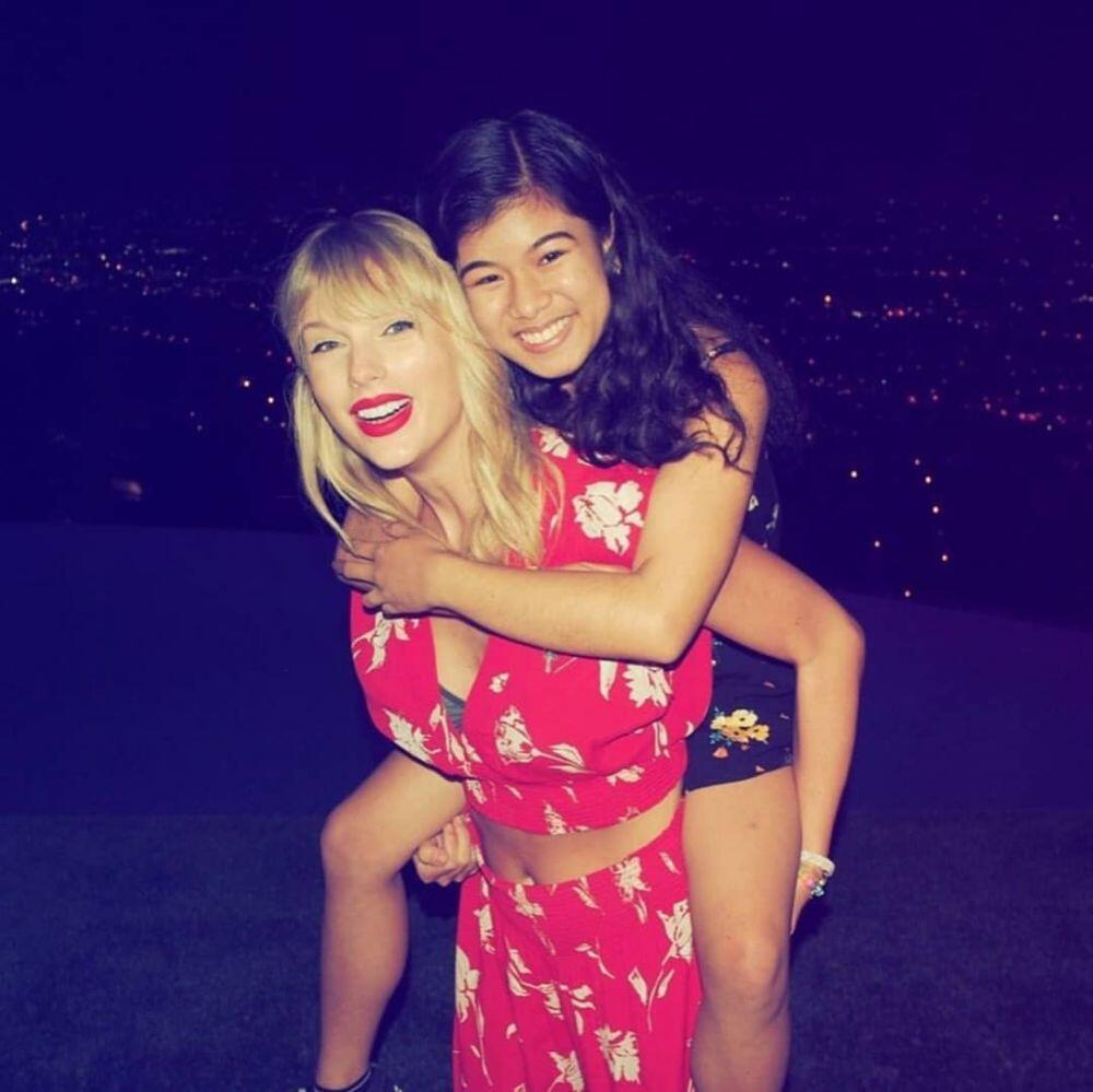 9 Potret Taylor Swift dengan Fans-nya, Dekat Banget seperti Keluarga!