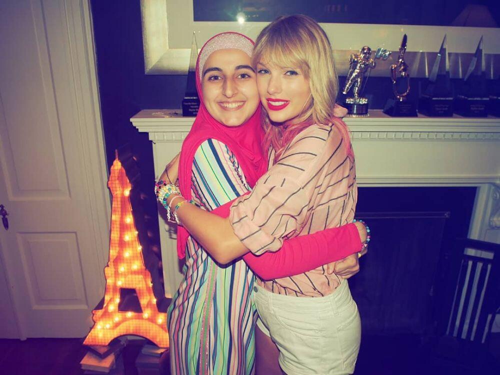 9 Potret Taylor Swift dengan Fans-nya, Dekat Banget seperti Keluarga!