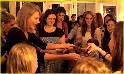 9 Potret Taylor Swift dengan Fans-nya, Dekat Banget seperti Keluarga!