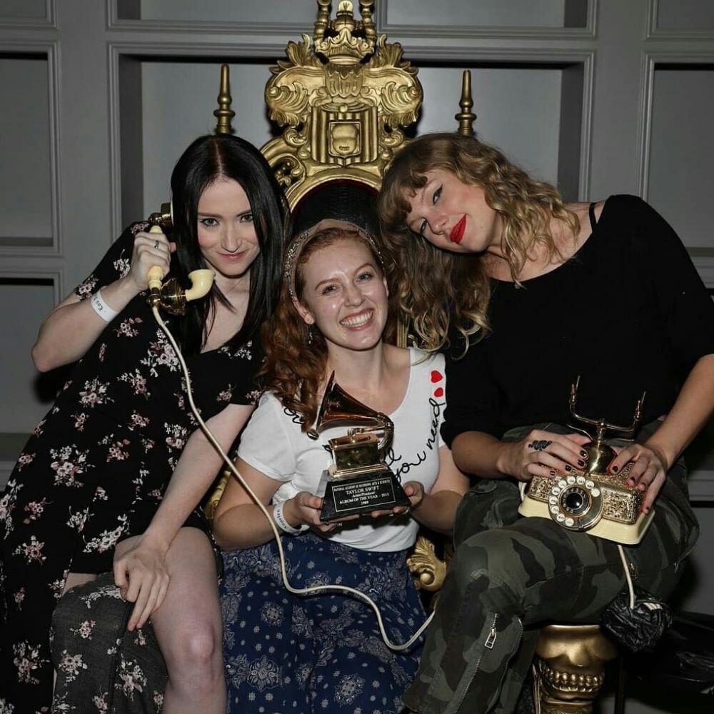 9 Potret Taylor Swift dengan Fans-nya, Dekat Banget seperti Keluarga!