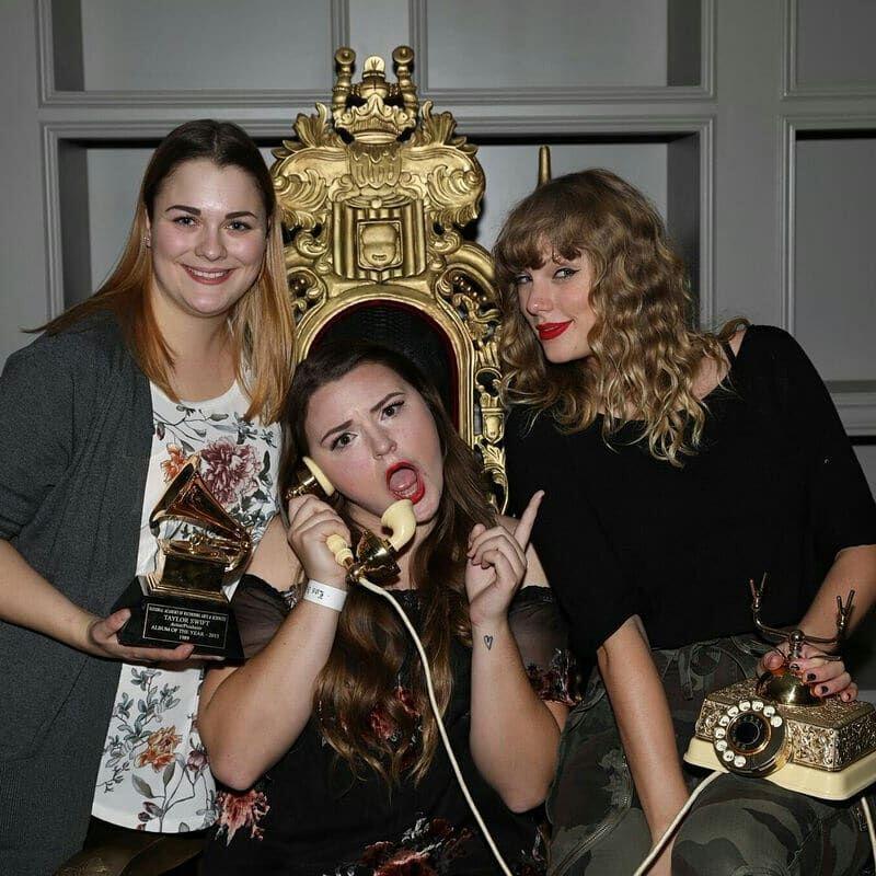9 Potret Taylor Swift dengan Fans-nya, Dekat Banget seperti Keluarga!