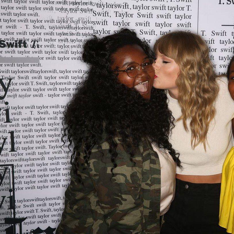 9 Potret Taylor Swift dengan Fans-nya, Dekat Banget seperti Keluarga!