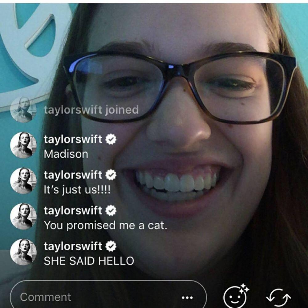 9 Potret Taylor Swift dengan Fans-nya, Dekat Banget seperti Keluarga!