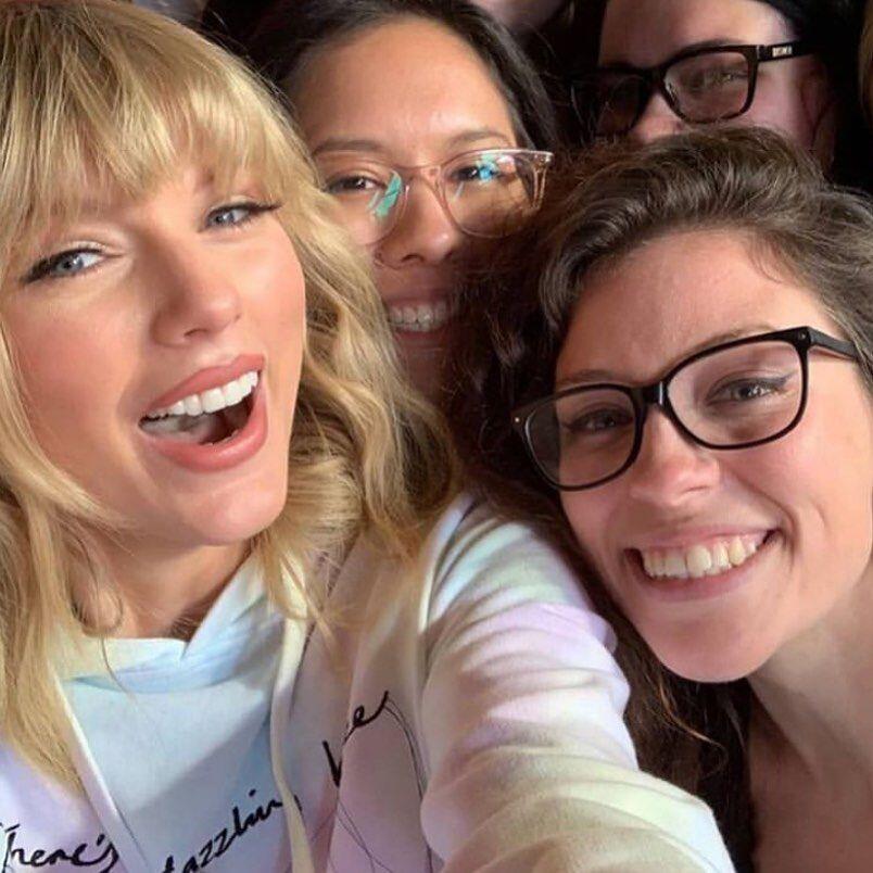 9 Potret Taylor Swift dengan Fans-nya, Dekat Banget seperti Keluarga!