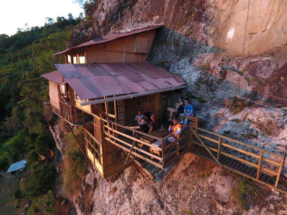Beranikah Kalian Tinggal Semalam di Kabin Unik di Sisi Tebing?