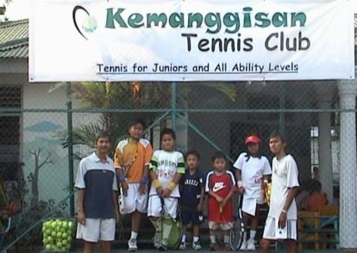 Latihan tennis segala usia, dilatih oleh pelatih bersertifikat