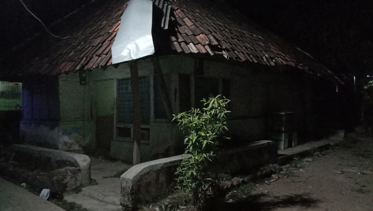 Nenek Tua Menyeramkan dan Makhluk Tinggi Besar di Belakang Rumah Kosong