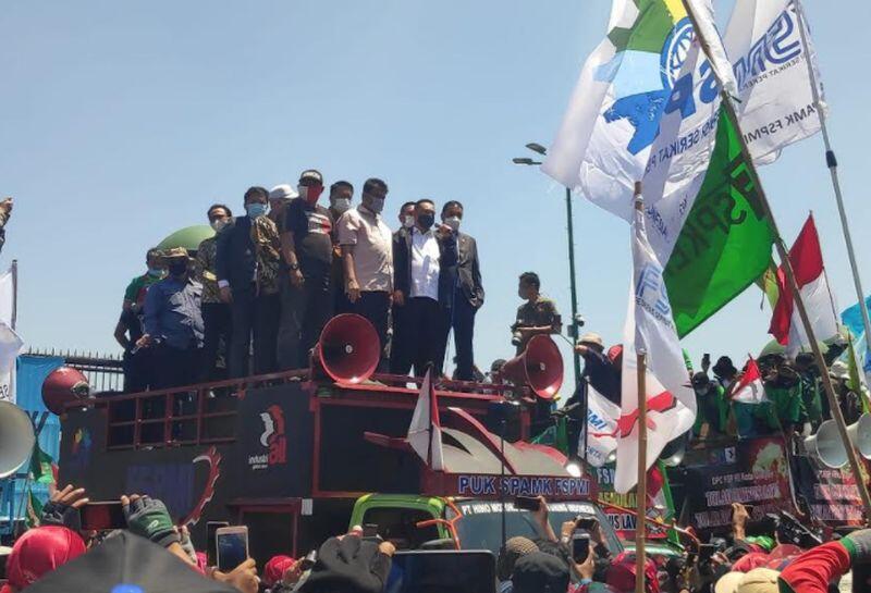 Buruh Dihasut Lengserkan Jokowi, Demi Halal MUI
