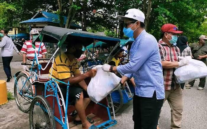 2 Pekerjaan Berat Yang Masih Dilakukan Oleh Lansia, Kasian!