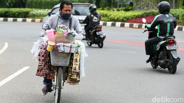 Jemput Rezeki, Pedagang Asongan Serbu Lokasi Demo Omnibus Law