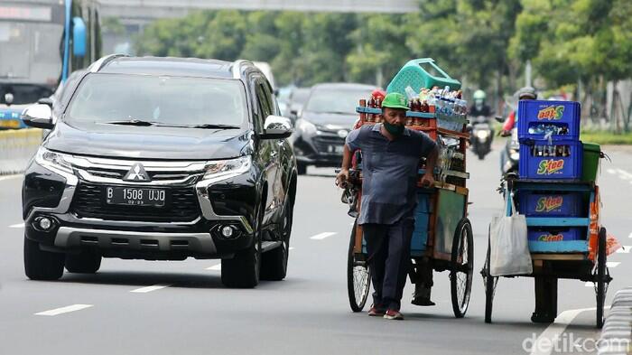 Jemput Rezeki, Pedagang Asongan Serbu Lokasi Demo Omnibus Law