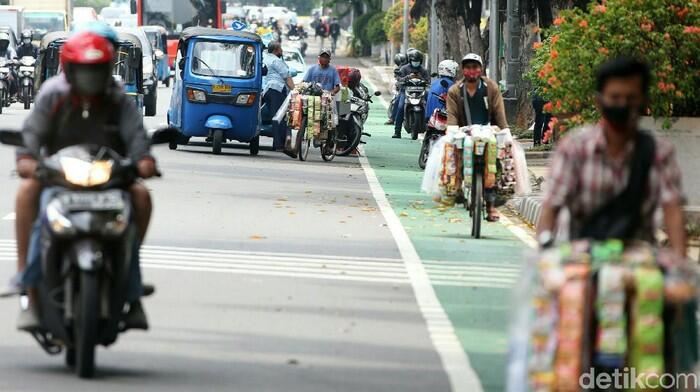 Jemput Rezeki, Pedagang Asongan Serbu Lokasi Demo Omnibus Law