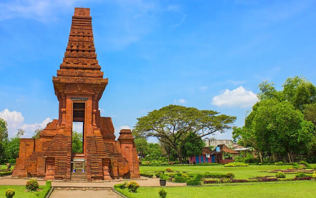 &#91;Coc Reg. Mojokerto&#93; Candi Bajang Ratu, Candi Peninggalan Kerajaan Majapahit 