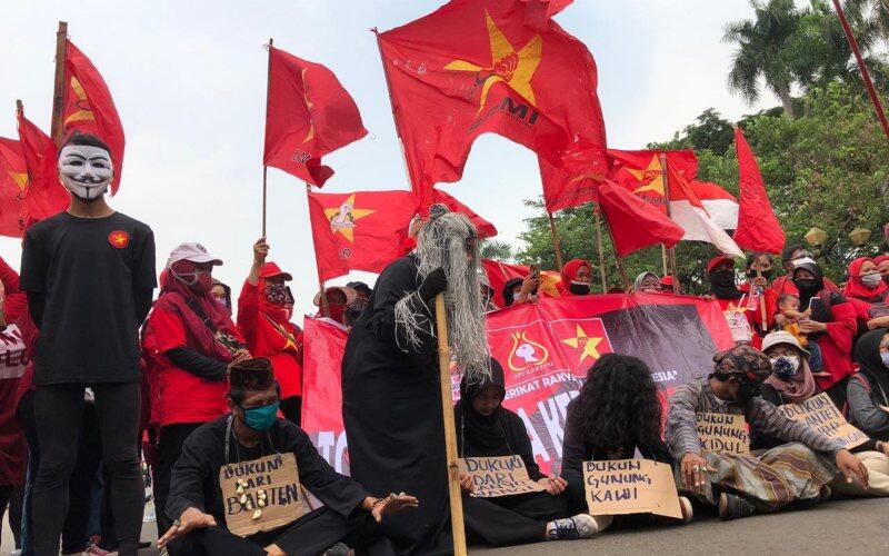 Demonstran Penolak UU Cipta Kerja Mulai Ritual Santet Anggota DPR