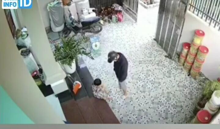 Terekam CCTV, Aksi Penculikan Anak yang Terjadi di Teras Rumah ini Bak Sinetron! 