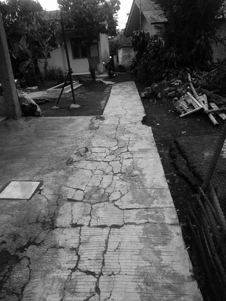 Sosok Anak Berkepala Plontos Di Kuburan