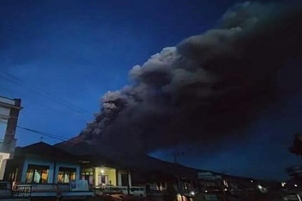 Erupsi, Gunung Kerinci Terus Semburkan Asap Tebal Bikin Warga Kayu Aro Panik