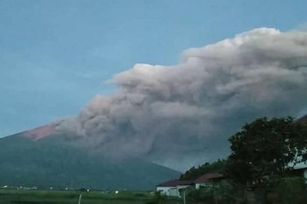 Erupsi, Gunung Kerinci Terus Semburkan Asap Tebal Bikin Warga Kayu Aro Panik