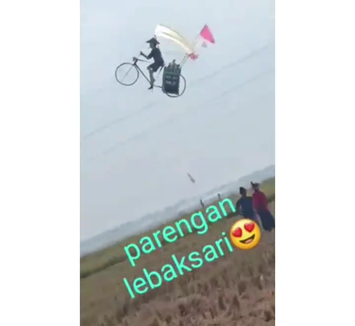 Melihat Penampakan Layang-Layang Kreatif 'Penjual Cilok Mengudara'