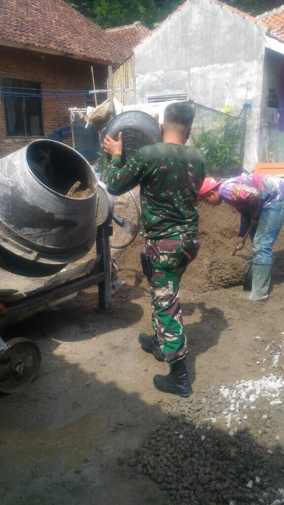Karya Bakti Koramil 1709 Rajagaluh Terlibat Pengecoran Jalan Desa