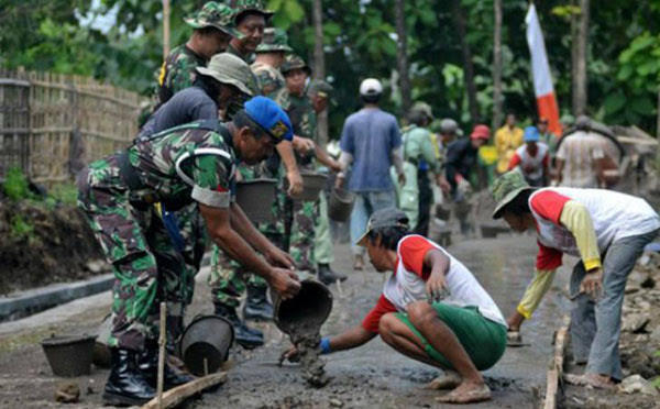 Kenapa TNI Lebih Disuka Masyarakat? TNI Masuk Desa Jawabannya