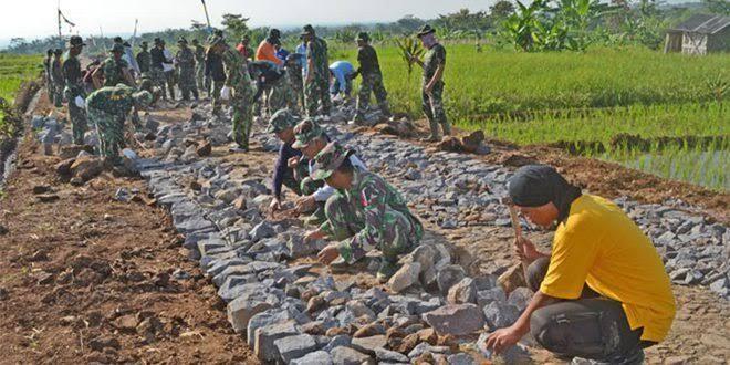 Kenapa TNI Lebih Disuka Masyarakat? TNI Masuk Desa Jawabannya