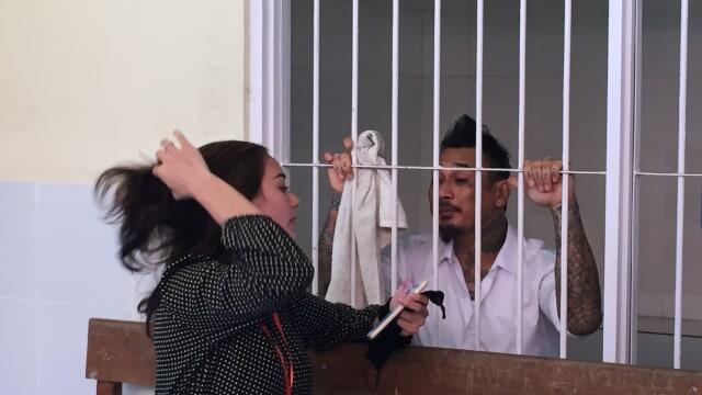 MA Ingatkan Jerinx dan Nora: Jangan Bermesraan Berlebihan di Pengadilan