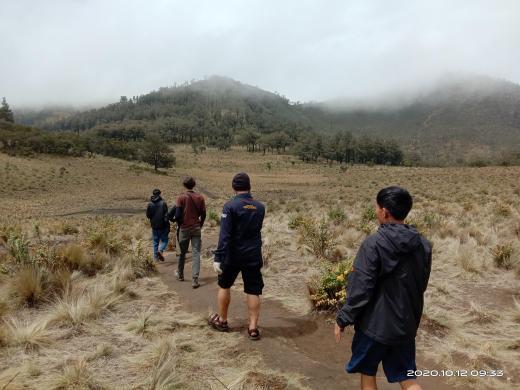 Mendengar Suara Gamelan Dan Suara Kaki Berlari Di Tengah Malam Gunung Lawu