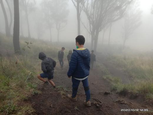 Mendengar Suara Gamelan Dan Suara Kaki Berlari Di Tengah Malam Gunung Lawu