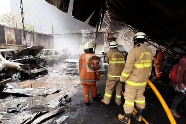 Akibat Puntung Rokok, 15 Mobil Ludes Terbakar,