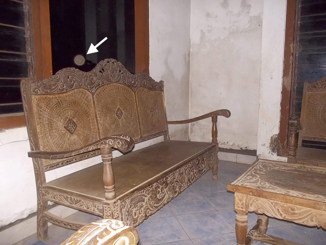 Siapa Perempuan Berdaster Putih Di Dapur?