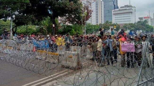 Nyanyi Maju Tak Gentar! Massa Tak Beralmamater Lempar Petasan ke Polisi