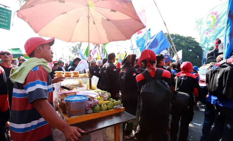 Siapa Saja yang Mendapat Untung Rupiah, Ketika Ada Demo di Jalan?