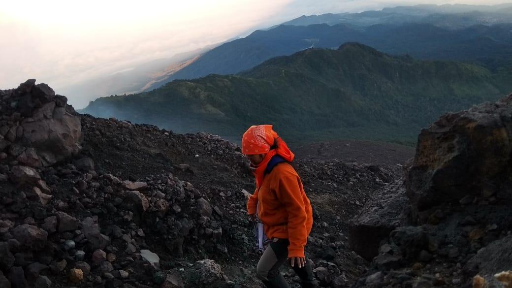 Misteri Pendakian Slamet Via Guci, Benarkah Sosok Ghaib Ini Suka Minta Gendong?