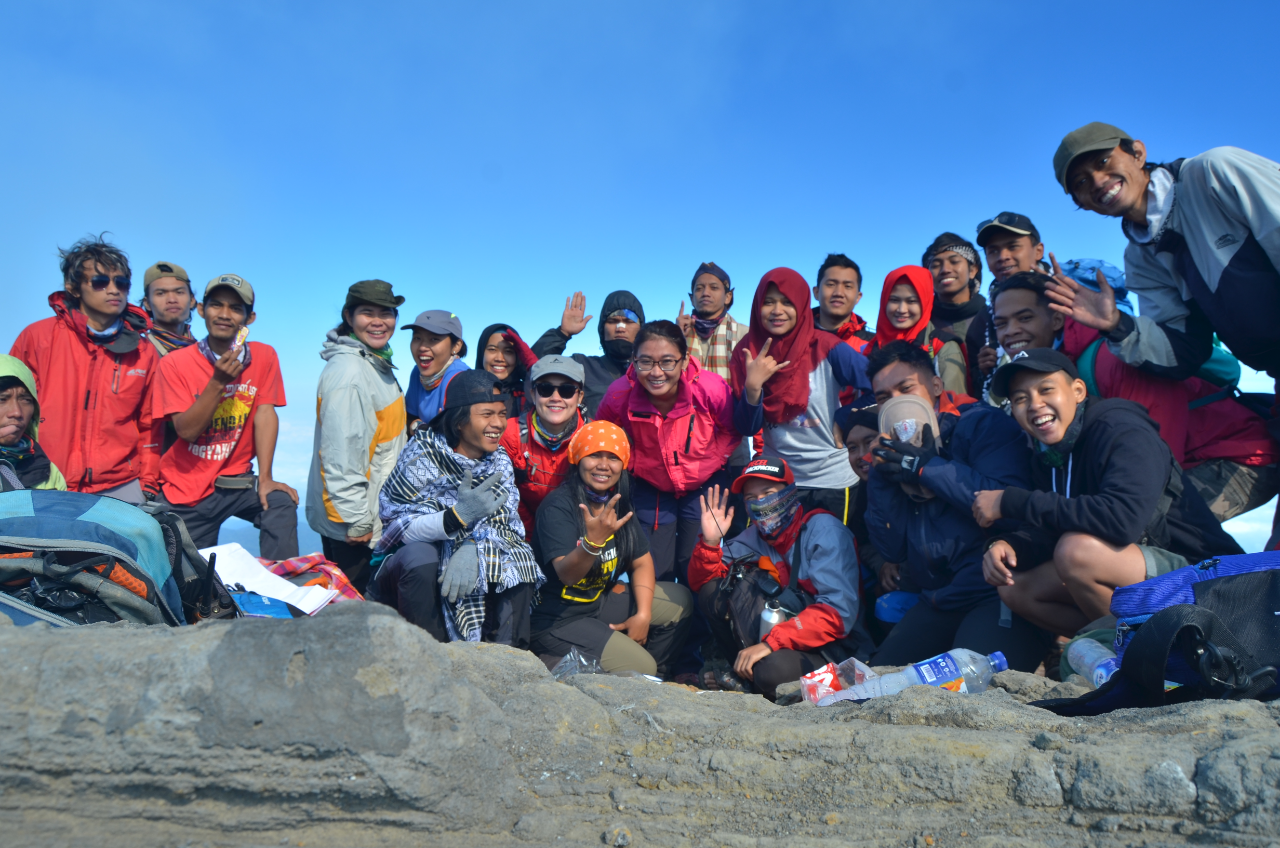 Misteri Pendakian Slamet Via Guci, Benarkah Sosok Ghaib Ini Suka Minta Gendong?
