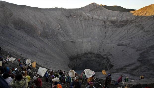 &#91;Coc Reg. Bromo&#93; Yadnya Kasada! Ritual Tahunan Suku Tengger Di Gunung Bromo!