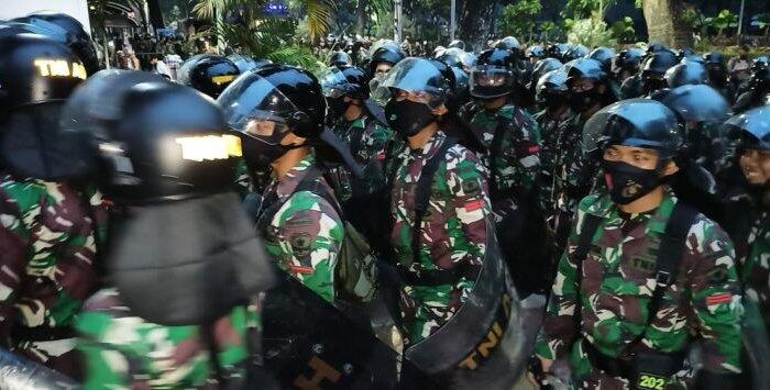 Demo Mulai Ricuh, Marinir Mulai Bergerak ke Depan Kawat Berduri
