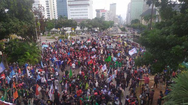 Tambah Ramai, Penampakan Massa Buruh di Patung Kuda Monas Pukul 15.30 WIB