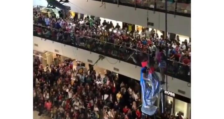 Video 30detik Bikin Tegang 1jam, Atraksi Trapeze Ini Membuat Riuh Pengunjung Mall! 