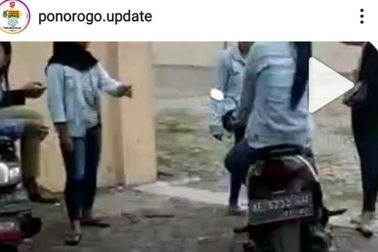 Viral, Lima Perempuan ABG Rebutan Cowok