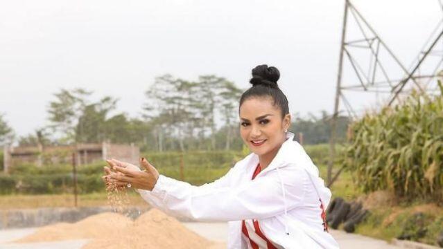 5 Artis Tuai Pro Kontra karena Pelihara Anjing