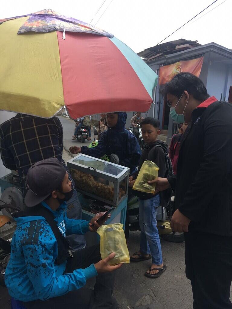  Mahasiswa Universitas Muhammadiyah Malang Bagikan Masker &amp; Handsanitizer 