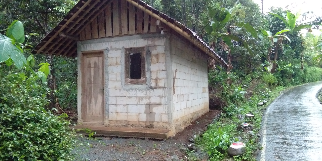 Rumah Duren Kosong Itu Semakin Hari Terlihat Semakin Menakutkan.