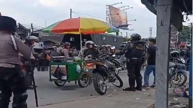 Viral Polisi Pakai Rompi Anti Peluru Bawa Gerobak Penjual Cireng