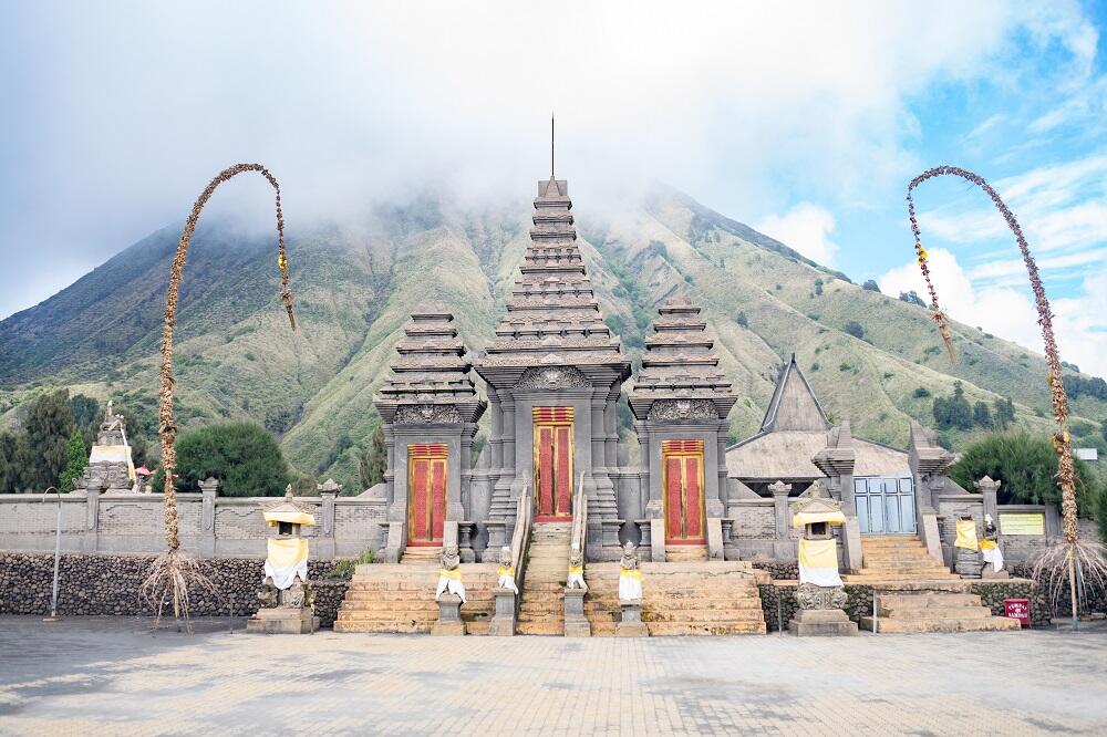 &#91;COC Reg. Bromo&#93; Pura Luhur Poten, Istana Dewa di Tengah Lautan Pasir