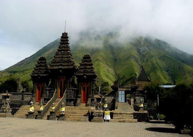 &#91;COC Reg. Bromo&#93; Pura Luhur Poten, Istana Dewa di Tengah Lautan Pasir